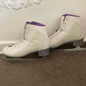 Women’s ice skates